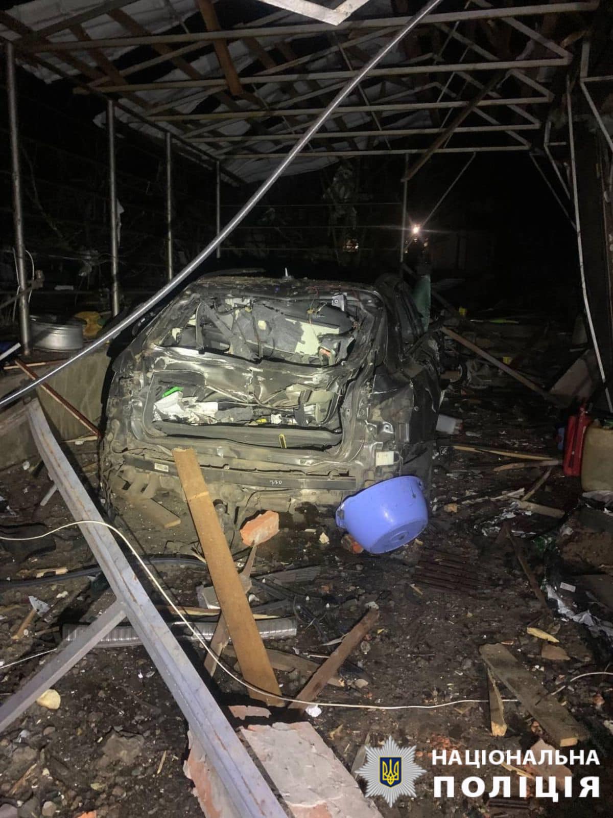 Пошкоджені будинки та автомобілі: поліцейські Київщини фіксують наслідки нічної атаки