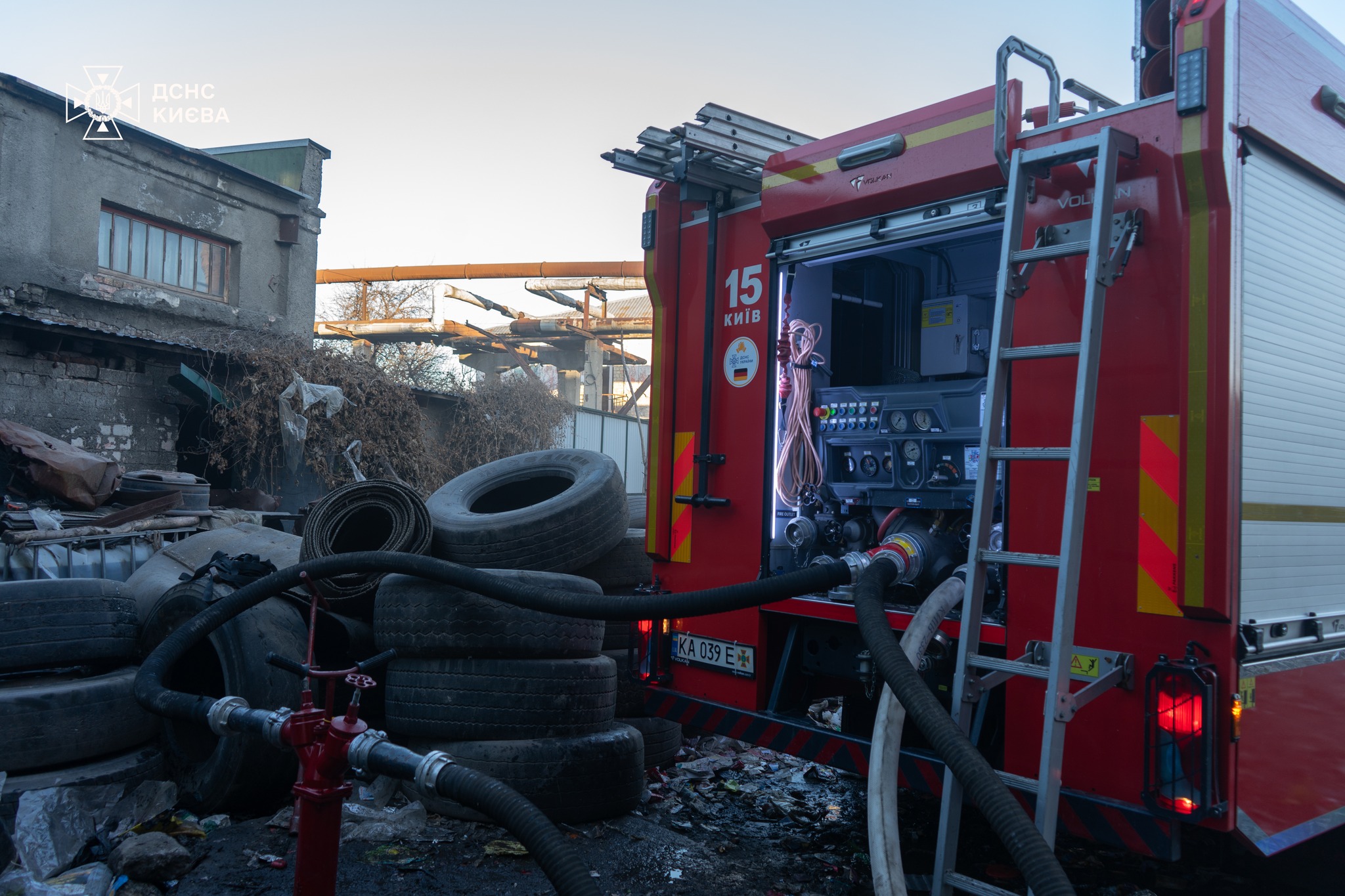 На сміттєпереробному заводі у столиці сталася пожежа