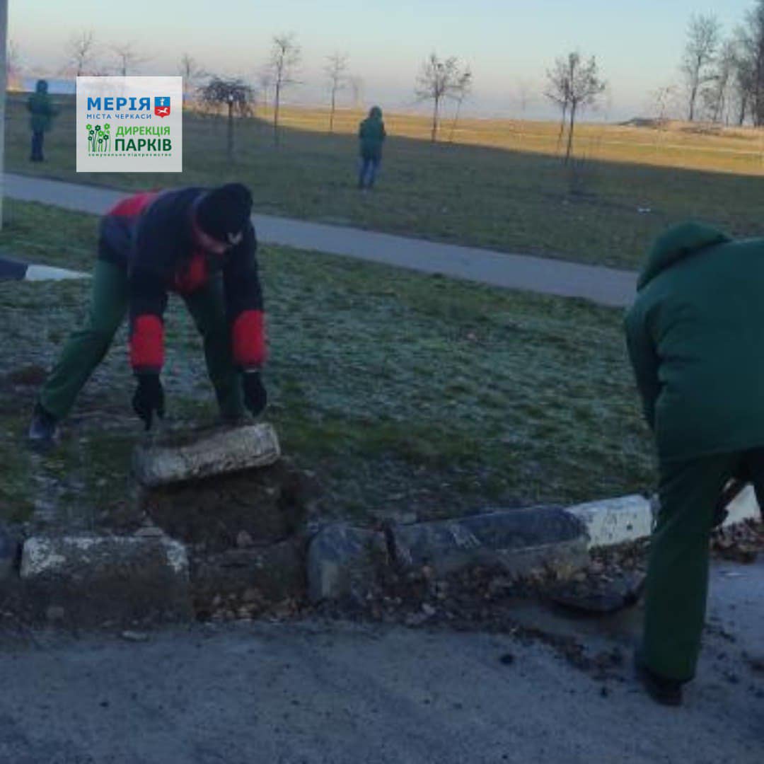 В Черкасах вандали пошкодили територію парку під час нічних автоперегонів
