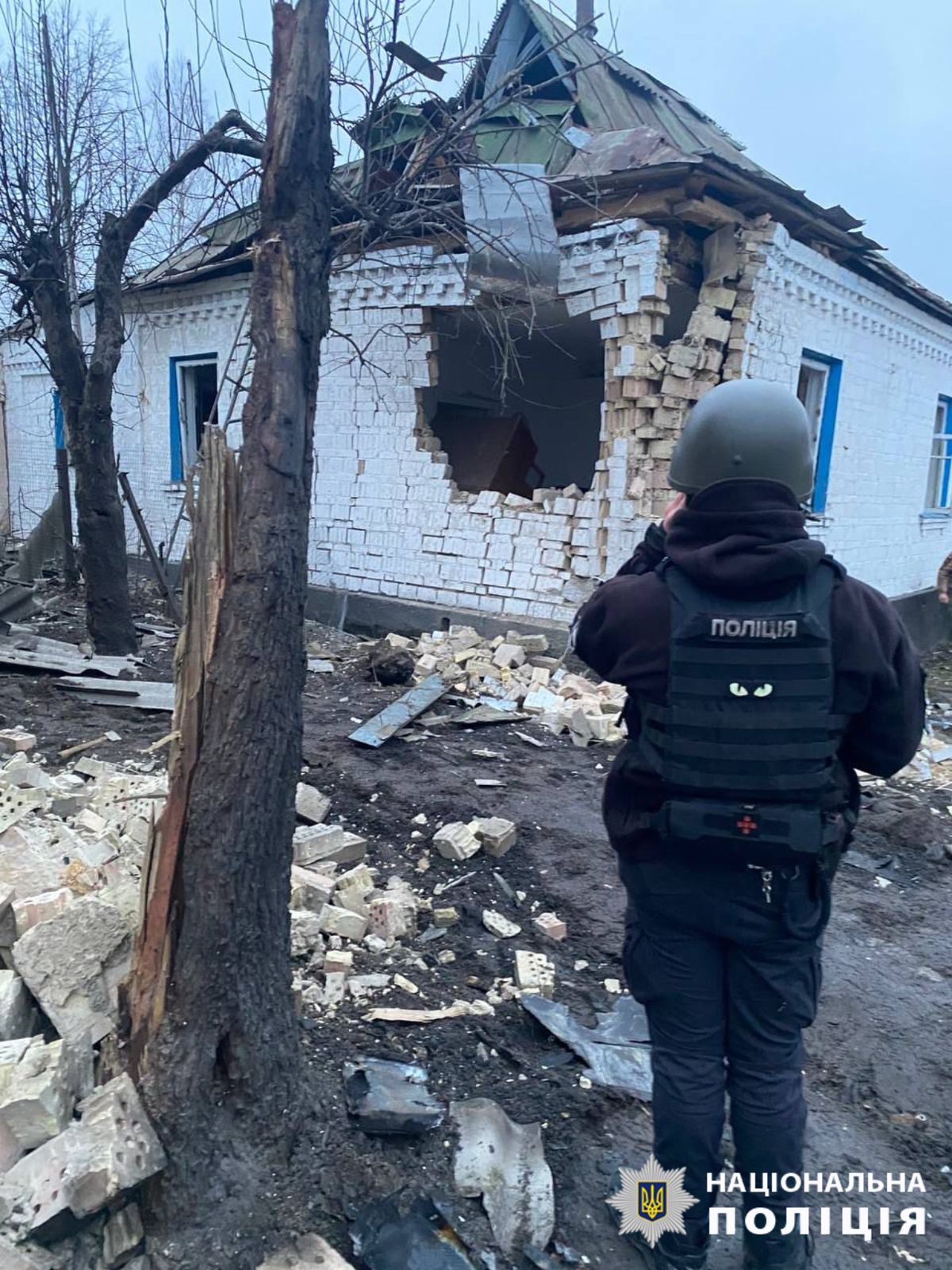 На Київщині внаслідок ворожого обстрілу пошкоджено житлові будинки - фото 2