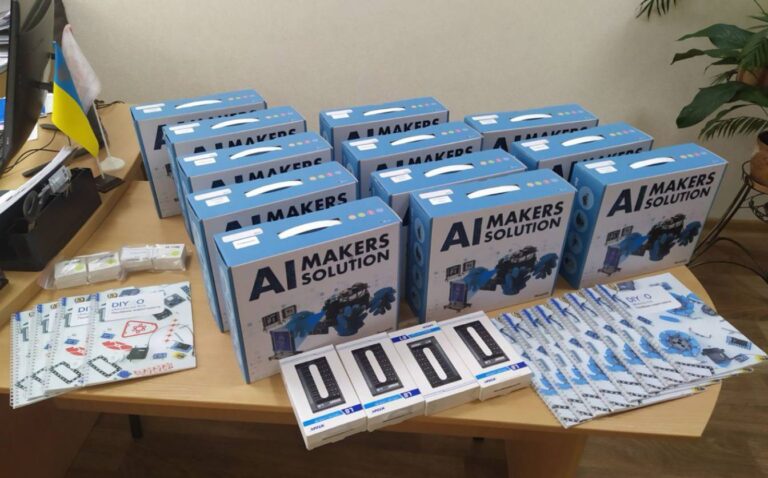 Мама полеглого воїна передала черкаській школі 100 тисяч гривень