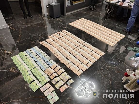 Викрили осіб, які оформляли фіктивне навчання в автошколі і «продавали» допомогу у здачі іспитів