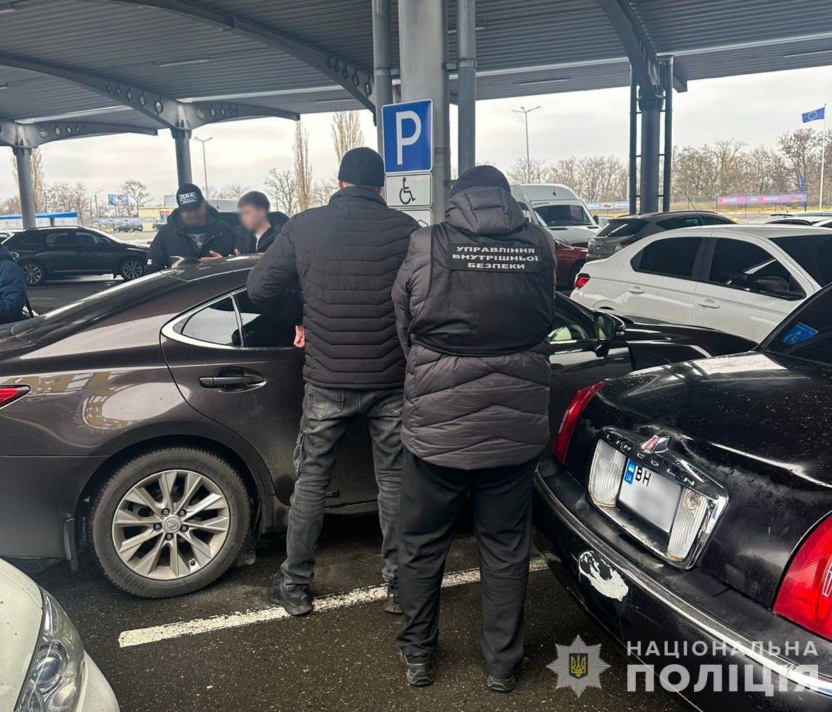 Викрили осіб, які оформляли фіктивне навчання в автошколі і «продавали» допомогу у здачі іспитів - фото 2