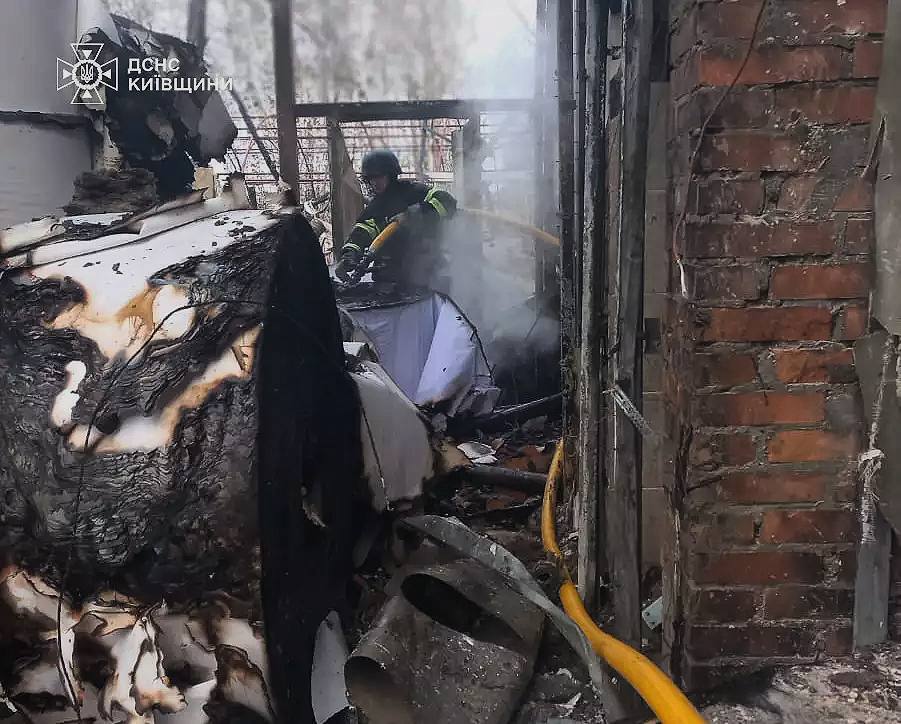 Ворог атакував Київщину дронами: пошкоджено будинки та авто - фото 3