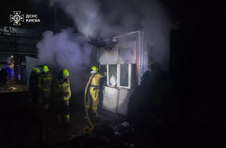 Через пожежу в кіоску у Києві загинули дві людини