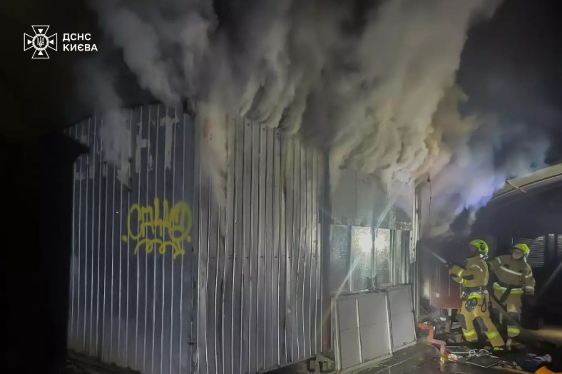 Через пожежу в кіоску у Києві загинули дві людини - фото 2