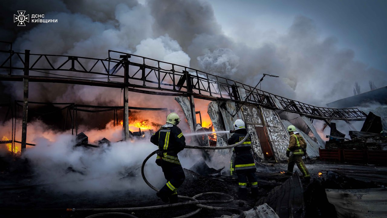 На Київщині сталася масштабна пожежа у центрі управління відходами - фото 2