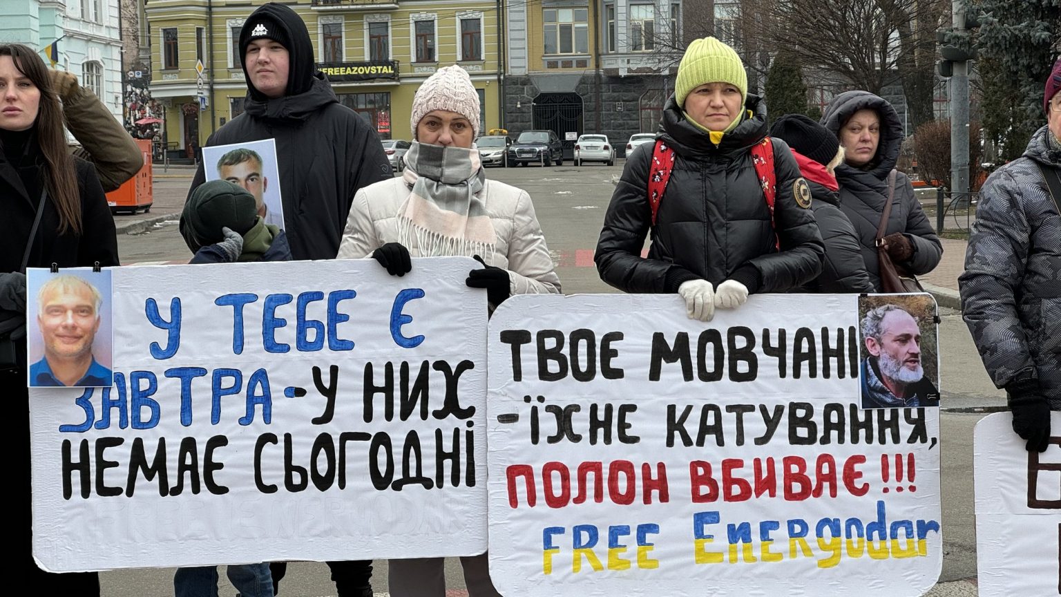 На Подолі близькі цивільних полонених провели акцію-нагадування