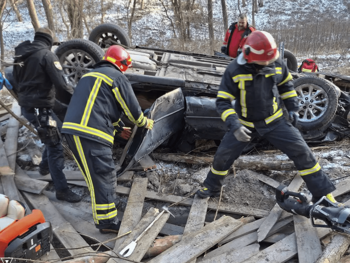 Chrysler перекинувся на дах: ДТП в Голосіївському районі