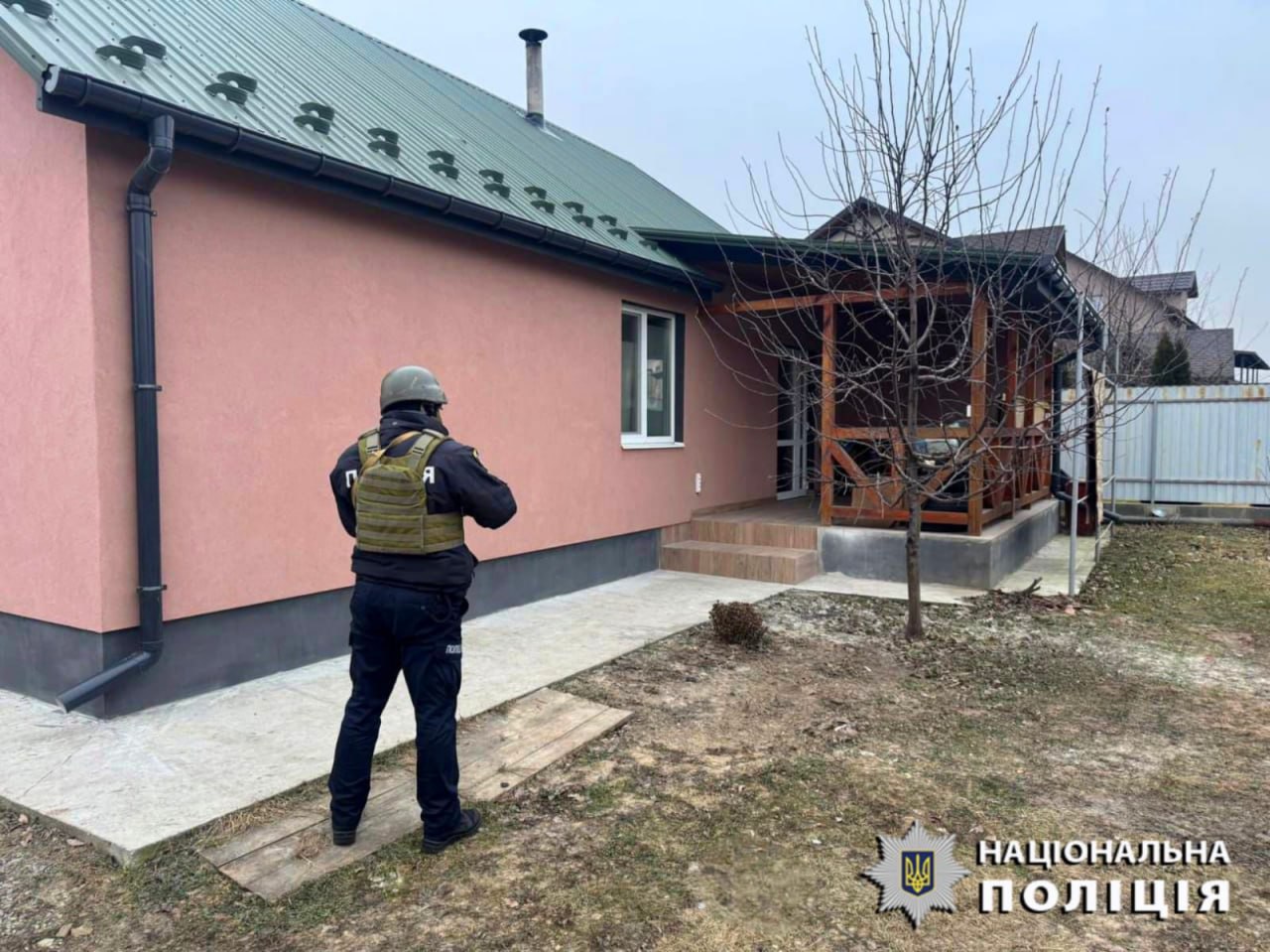 На Київщині через обстріл пошкоджено будинок, дитсадок та дитячий майданчик - фото 2