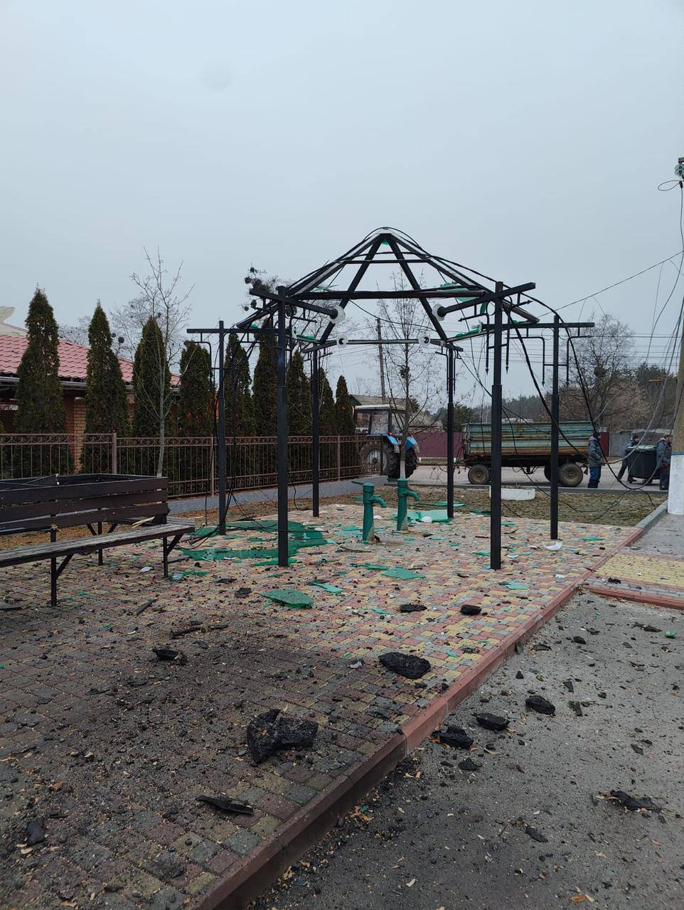 На Київщині через обстріл пошкоджено будинок, дитсадок та дитячий майданчик