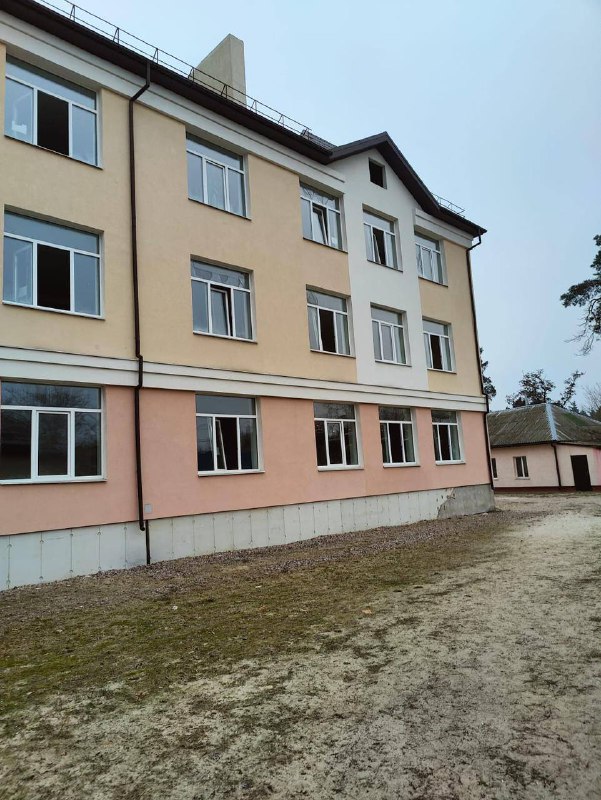 На Київщині через обстріл пошкоджено будинок, дитсадок та дитячий майданчик - фото 2