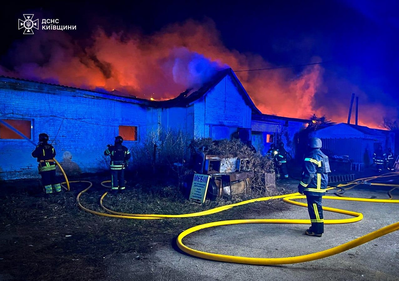 На Київщині горів меблевий цех. Пожежу ліквідували на площі 2 тисячі кв.м.
