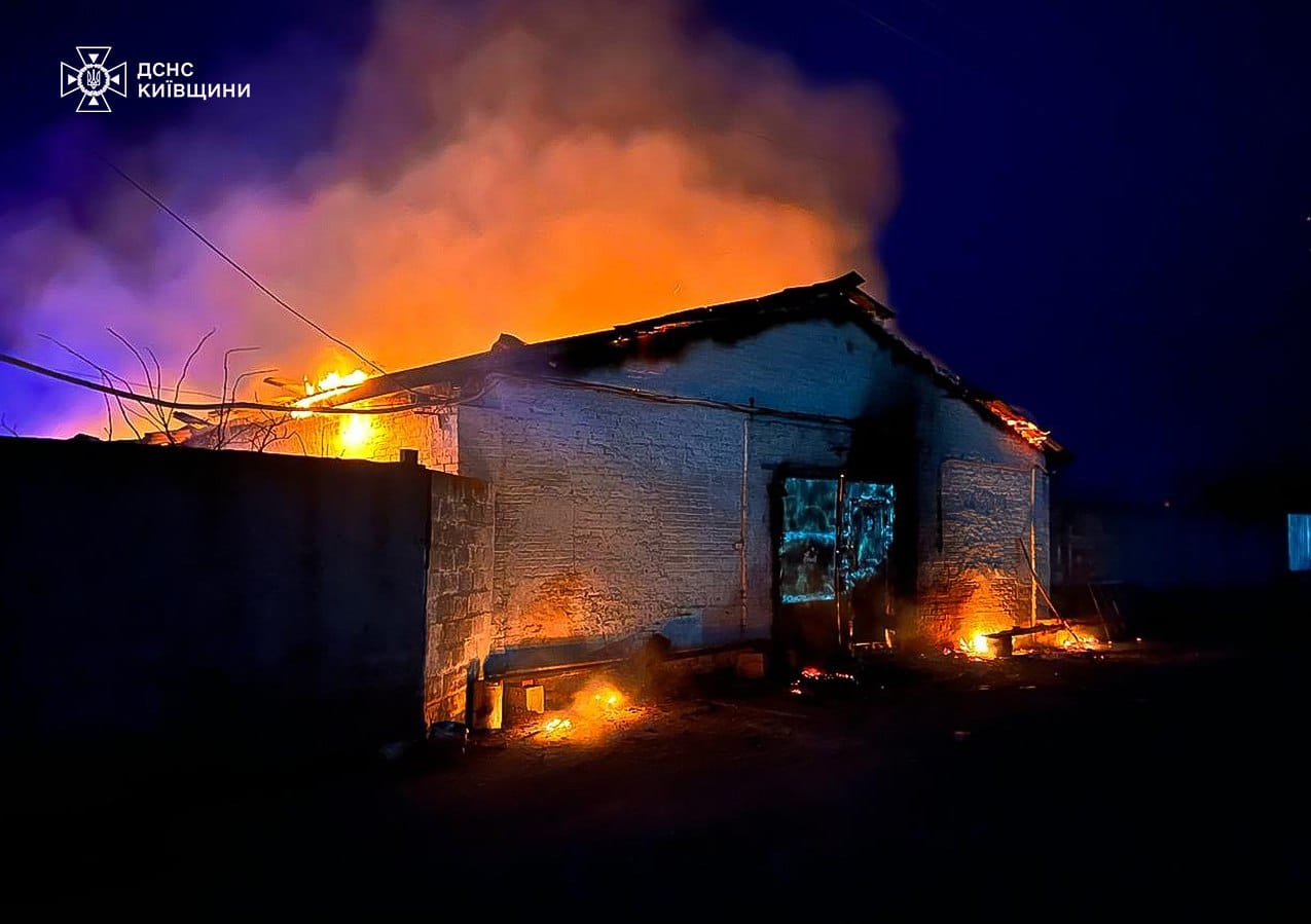 На Київщині горів меблевий цех. Пожежу ліквідували на площі 2 тисячі кв.м. - фото 2