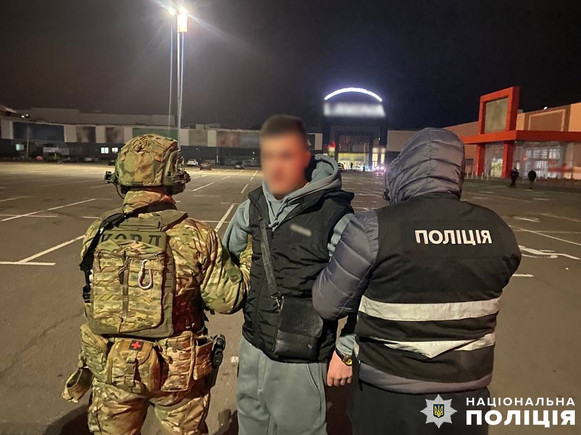 На Київщині затримали чоловіків, які напали зі зброєю на автобус ТЦК та забрали мобілізованих - фото 2