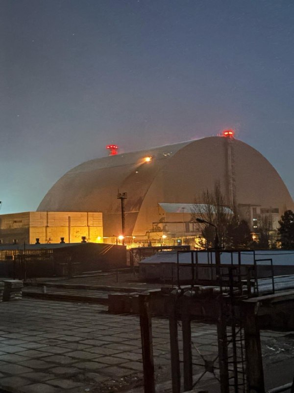 Після влучання російського дрона по укриттю енергоблока ЧАЕС радіаційний фон у нормі - фото 3