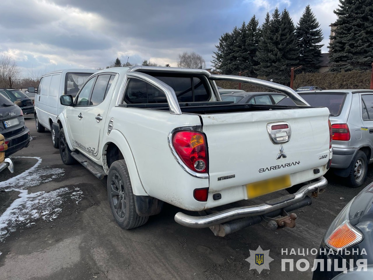 У Києві поліція викрила зловмисників, які продавали авто для ЗСУ - фото 2