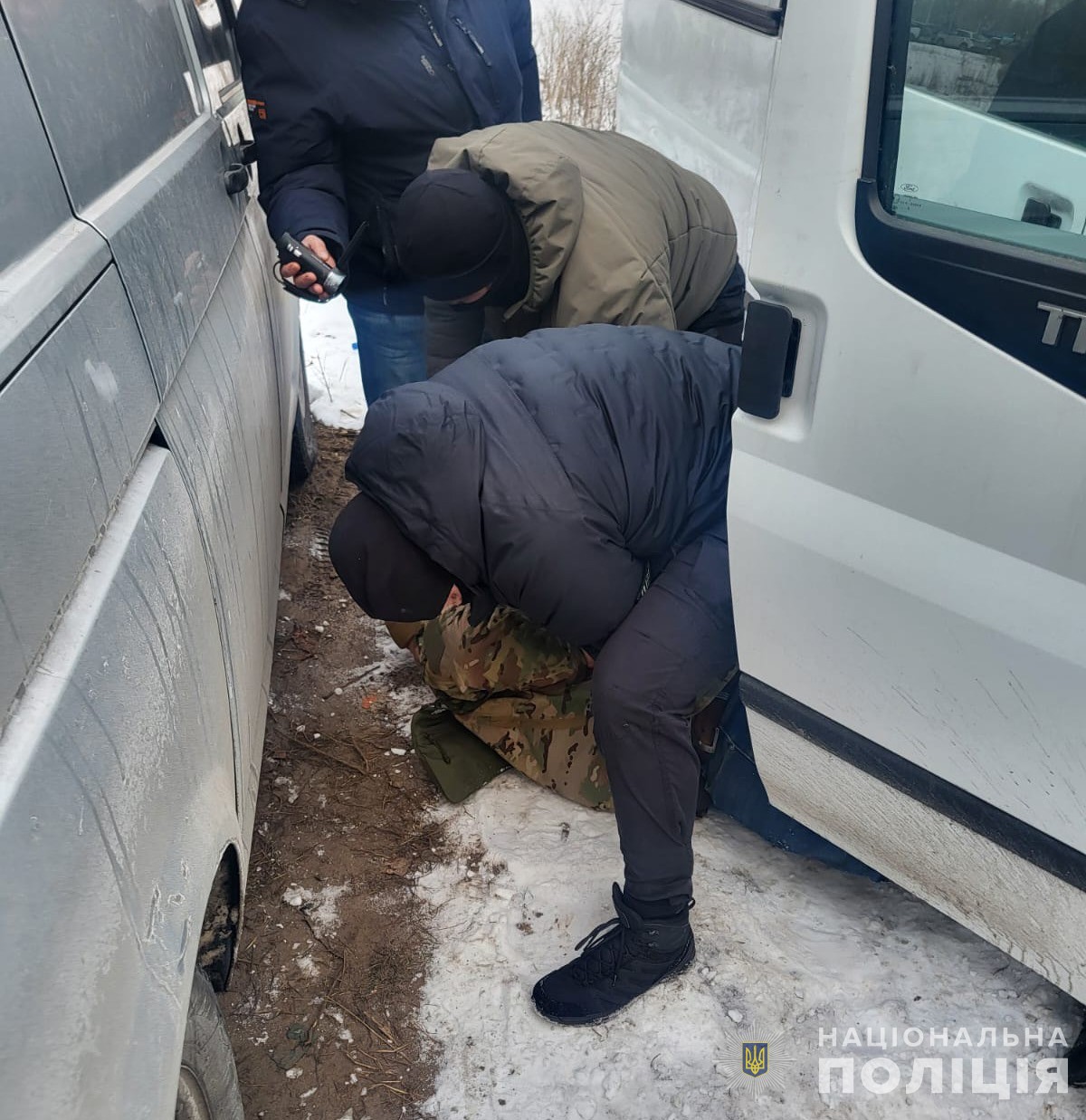 У Києві поліція викрила зловмисників, які продавали авто для ЗСУ - фото 3