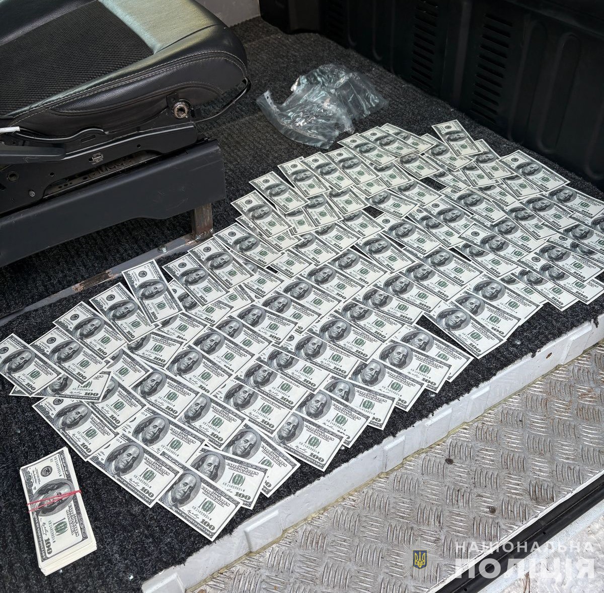 У Києві поліція викрила зловмисників, які продавали авто для ЗСУ - фото 4