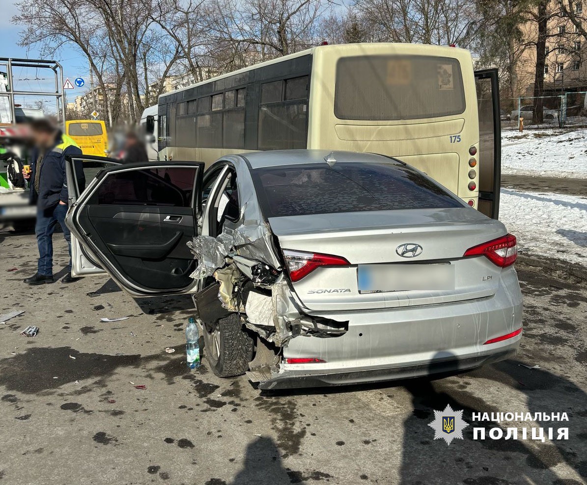 В столиці нетверезий водій врізався у маршрутку та травмував свою пасажирку