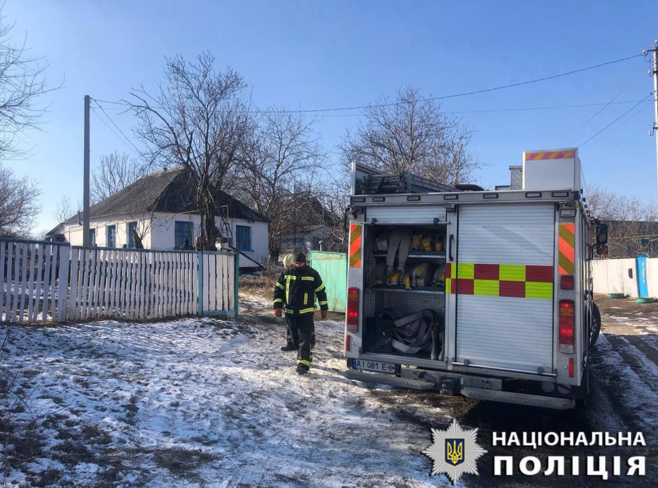 На Київщині горів будинок: постраждала молода жінка