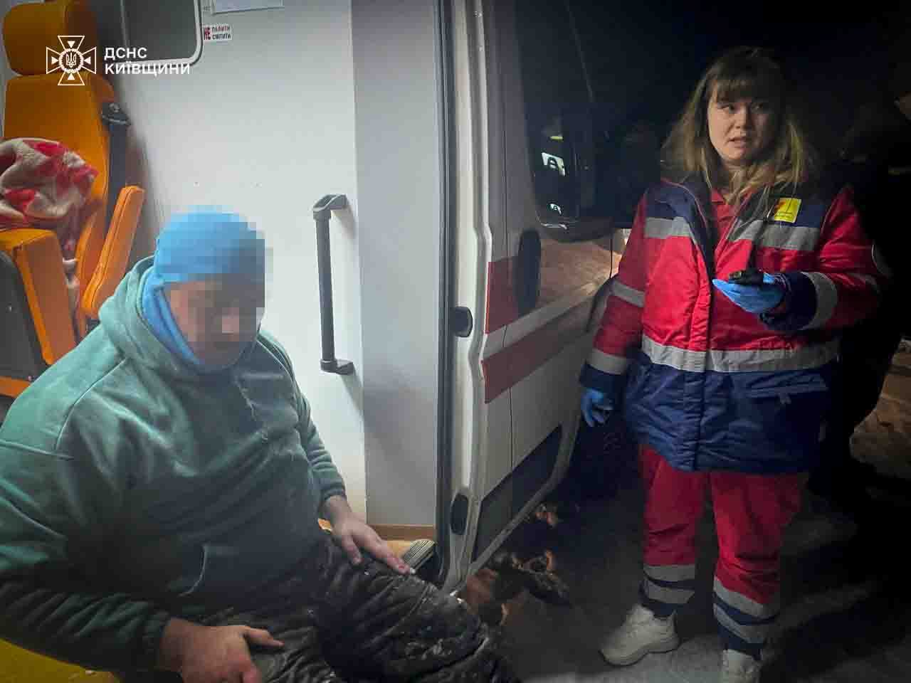 На Київщині надзвичайники врятували рибалок, які опинилися у крижаній пастці - фото 3