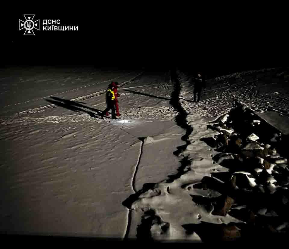 На Київщині надзвичайники врятували рибалок, які опинилися у крижаній пастці - фото 2