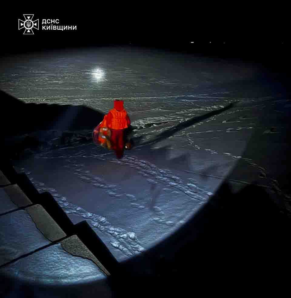 На Київщині надзвичайники врятували рибалок, які опинилися у крижаній пастці