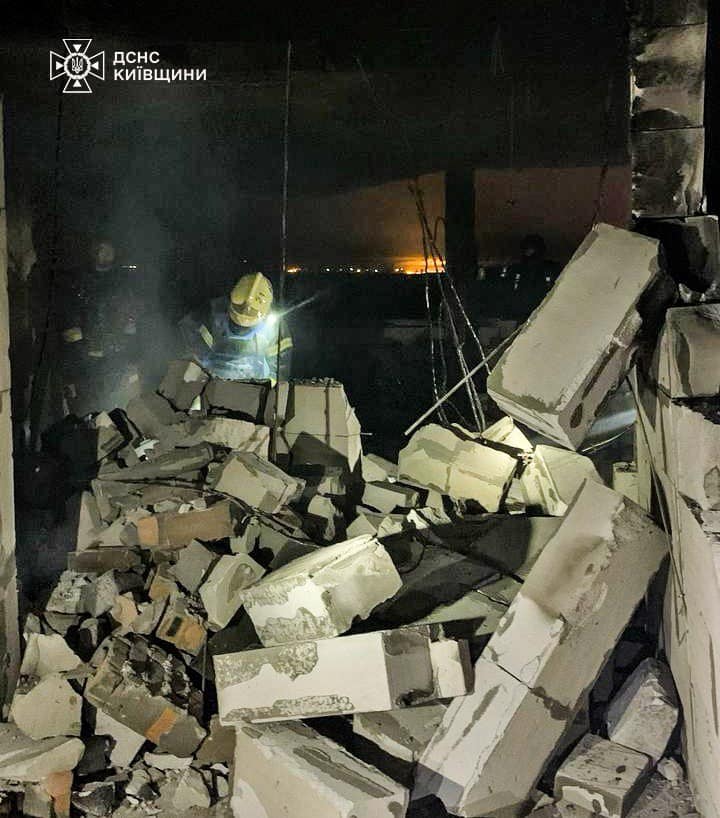 На Київщині уламки ворожого БпЛА впали на багатоповерхівку - фото 2