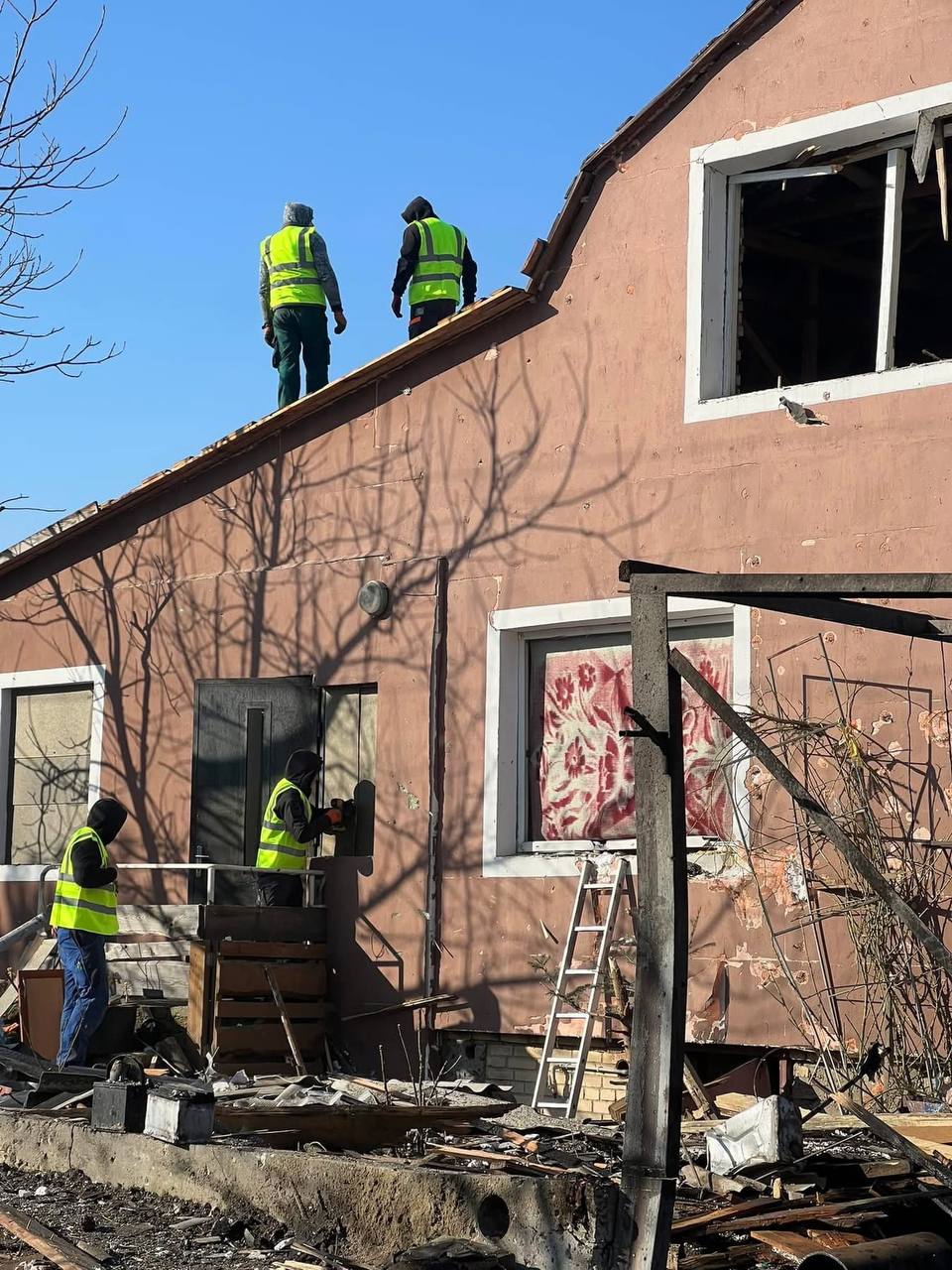 У Бучанському районі ліквідовують наслідки нічної атаки ворога - фото 2