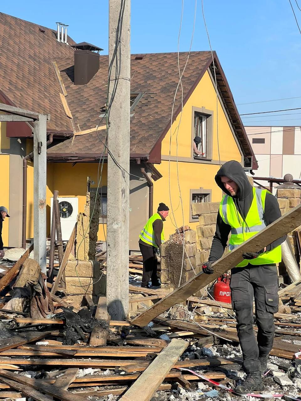 У Бучанському районі ліквідовують наслідки нічної атаки ворога