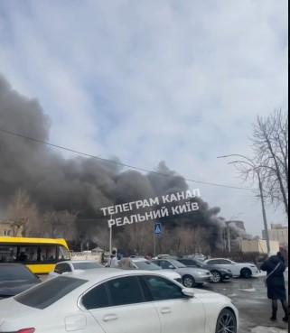 У Києві через масштабну пожежу затримується рух 6 трамваїв