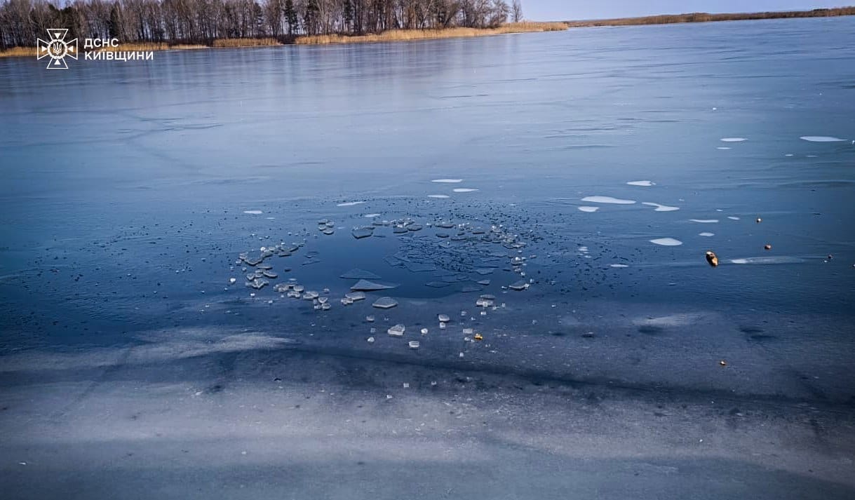 На Київщині рятувальники витягли з Дніпра чоловіка, який провалився під лід
