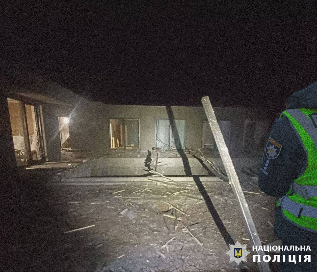 На Київщині внаслідок ворожої атаки пошкоджено житлові будинки - фото 2