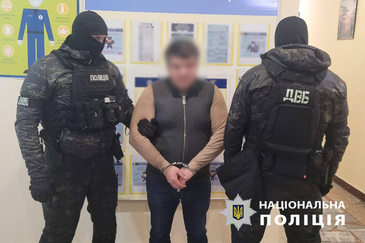 У Києві затримали водія Mercedes, який ображав та «покатав» поліцейського - фото 2