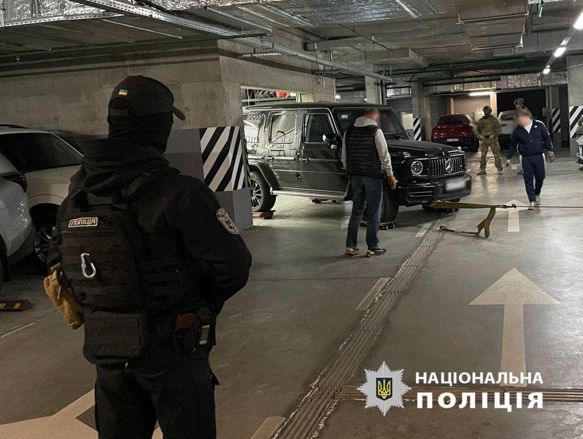 У Києві затримали водія Mercedes, який ображав та «покатав» поліцейського