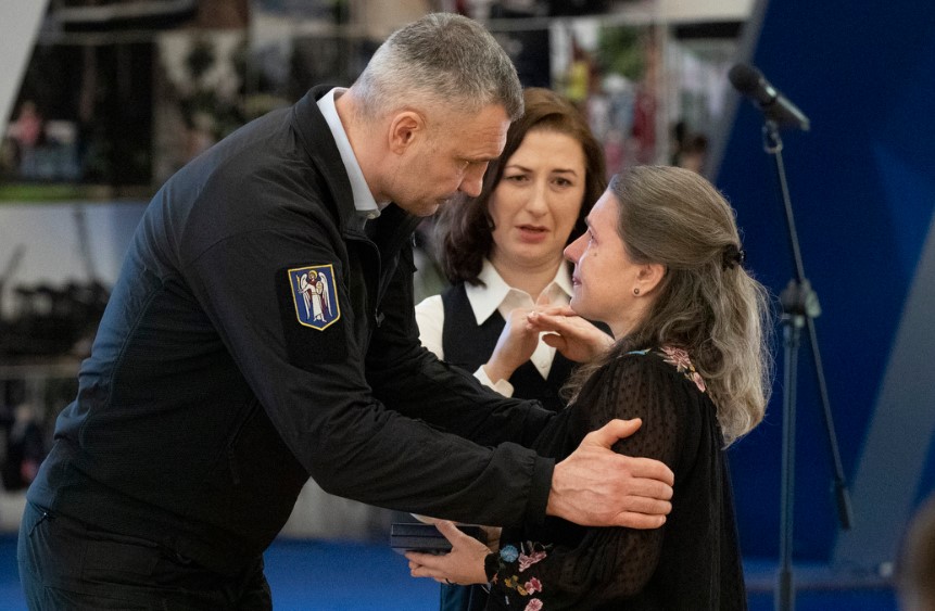 У столиці в День українського добровольця вручили відзнаки сім’ям загиблих воїнів-киян