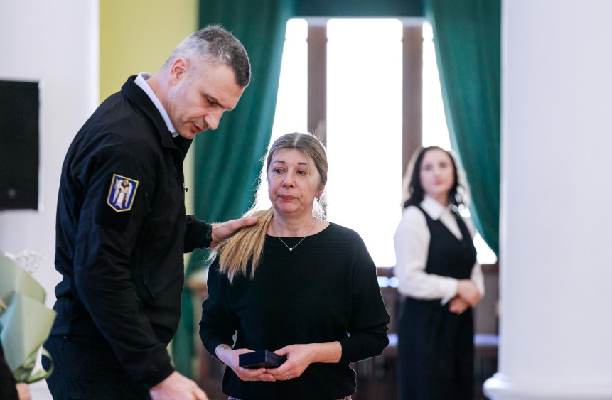 У столиці в День українського добровольця вручили відзнаки сім’ям загиблих воїнів-киян - фото 4