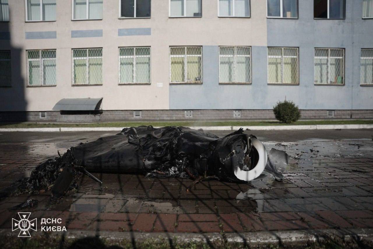 Вогнеборці показали залишки російського БпЛА, який впав на території столичної школи
