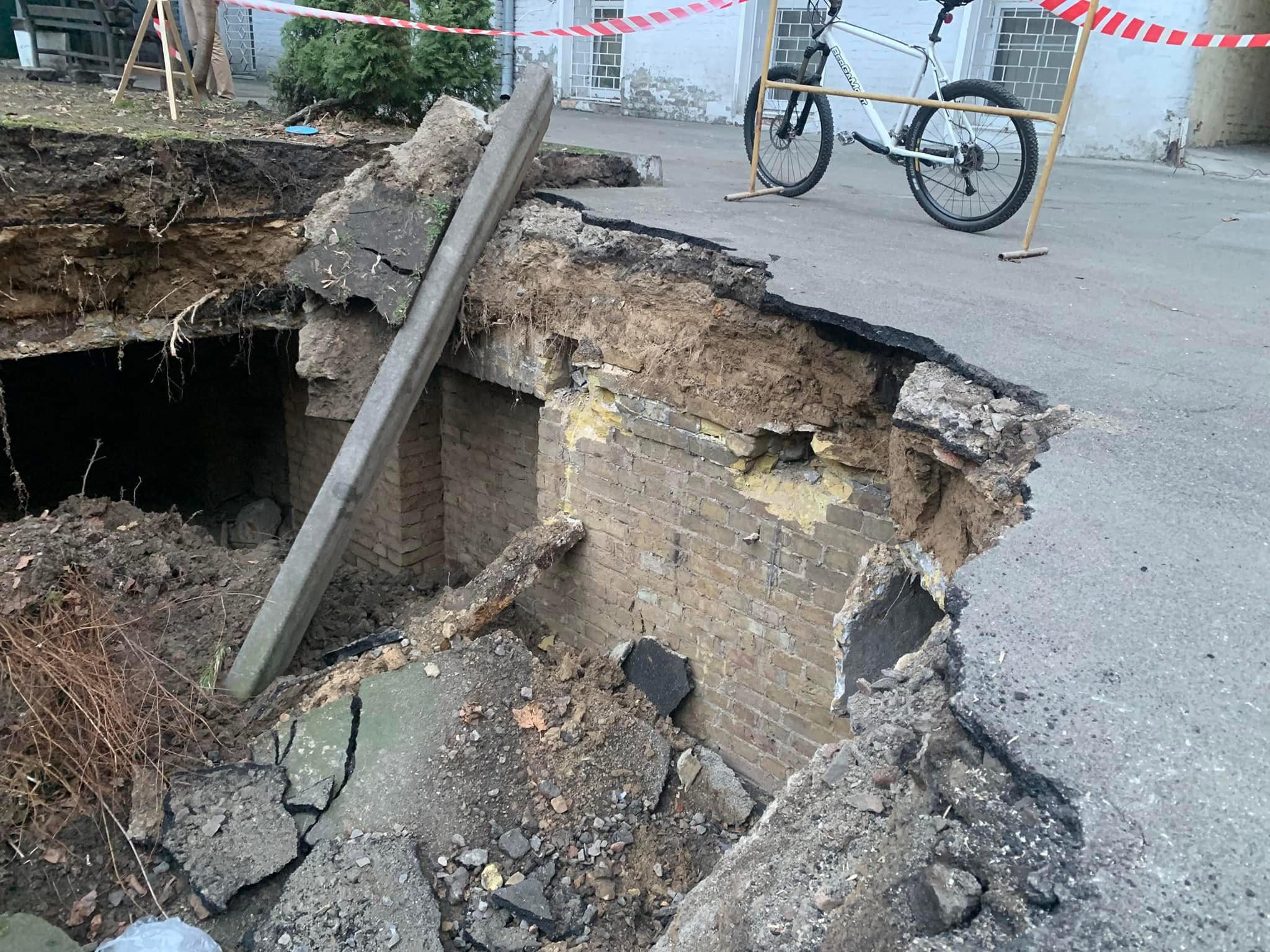 У проваллі, куди нещодавно провалилися автомобілі у Києві, знайшли історичні мурування - фото 2