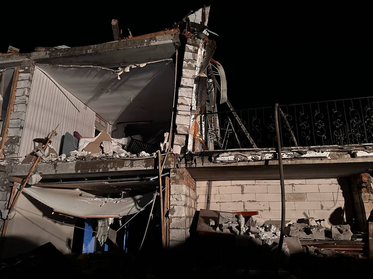 На Київщині, через російську атаку дронами, поранено людину - фото 3