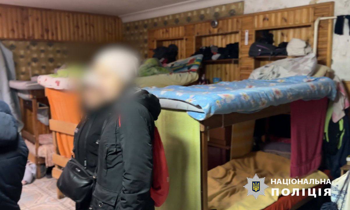 Тримали людей в рабстві під виглядом «реабілітаційного центру»: у Києві викрили злочинців