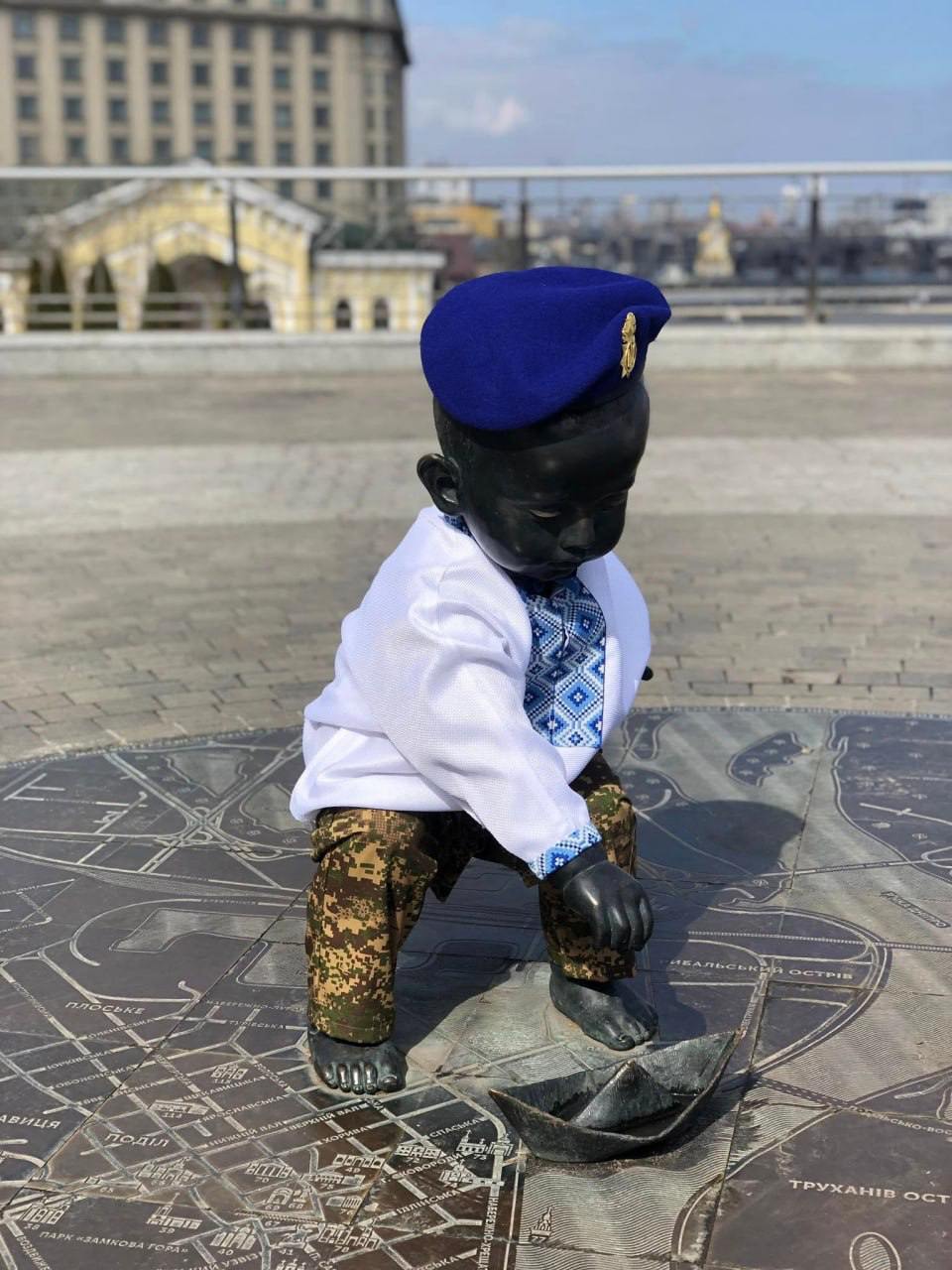 У Києві до Дня Нацгвардії переодягли скульптури маленьких засновників столиці