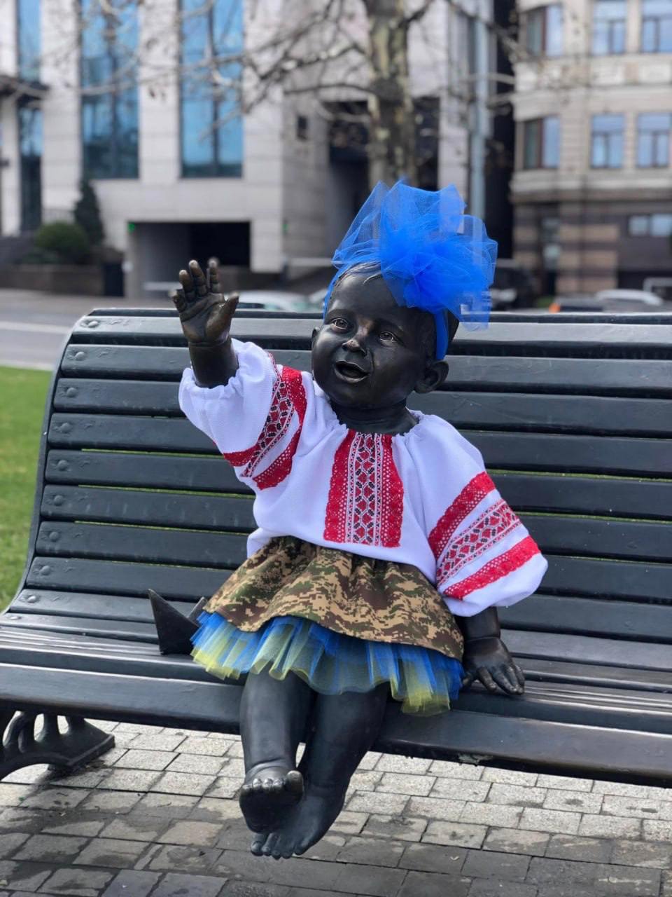 У Києві до Дня Нацгвардії переодягли скульптури маленьких засновників столиці - фото 2