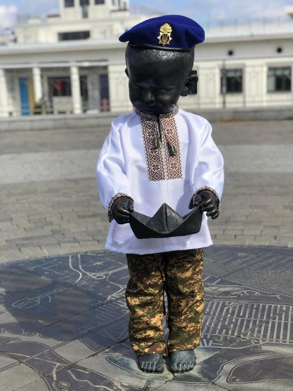 У Києві до Дня Нацгвардії переодягли скульптури маленьких засновників столиці - фото 3
