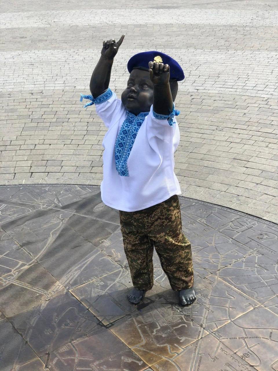 У Києві до Дня Нацгвардії переодягли скульптури маленьких засновників столиці - фото 4