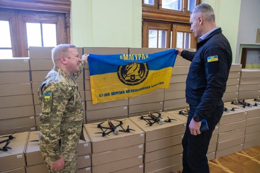 Кличко передав від громади столиці бійцям «Маґури» ще 400 нічних fpv-дронів