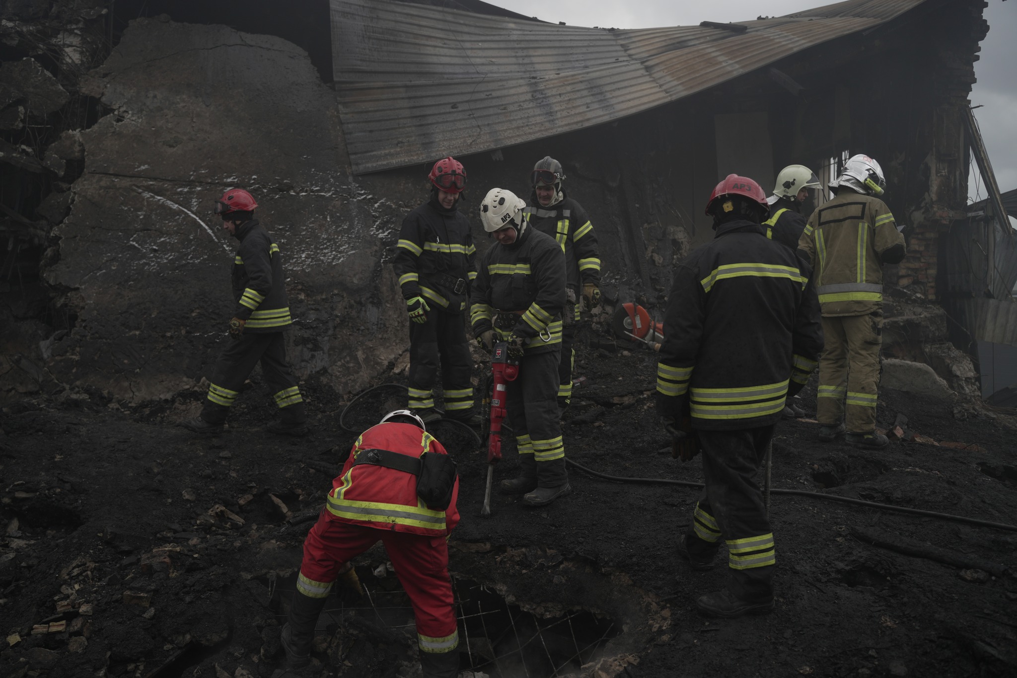 У Києві тривають роботи з розбору завалів в Оболонському районі - фото 3