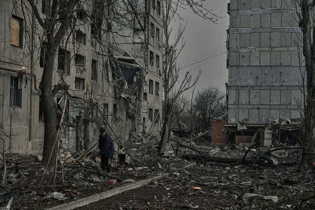 Могили у дворах, тіла серед руїн і нитки оптоволокна – фоторепортаж з Покровська - фото 11