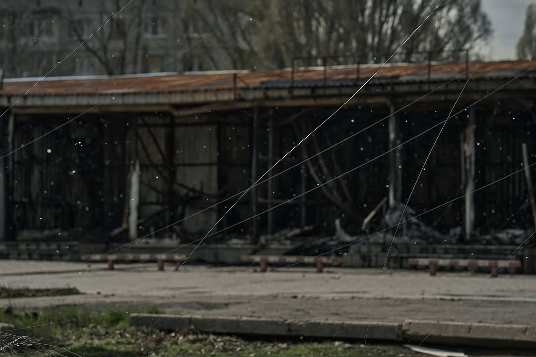 Могили у дворах, тіла серед руїн і нитки оптоволокна – фоторепортаж з Покровська - фото 14